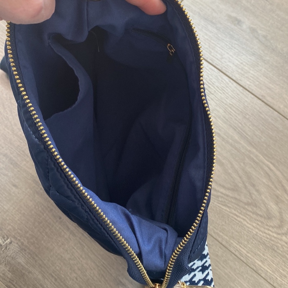 Social Threads quilted crossbody bag. - Picture 4 of 4